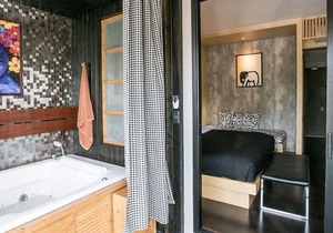 DELUXE JACUZZI SUITE 4