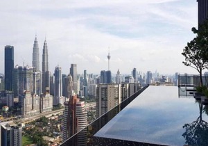 Deluxe King Suite with Twin Tower View 2