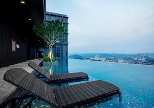 Deluxe King Suite with Twin Tower View 2