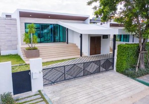 Luxury 3-Bedroom Pool Villa Beach Access, Na Jomtien Pattaya