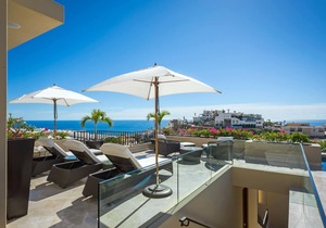 Luxury 4 BR Villa Pacific West Includes Heated Pool, BBQ, Gourmet Kitchen + More