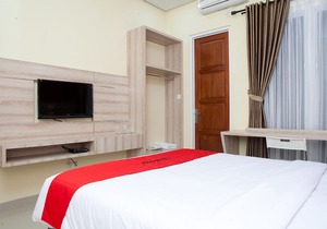 RedDoorz Plus Near Pasundan University