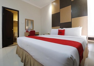 RedDoorz Plus near Pantai Losari
