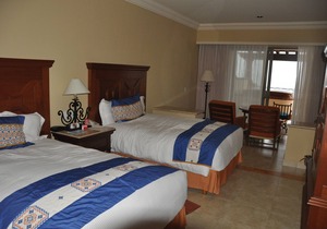 SuperExecutive+900 SF private deck and hot tub for 6 on-the-beach 5 star resort