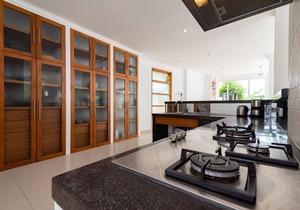 Villa Lovina-beach 2, luxury 5 * villa, staff, beachfront, pool, free boattrip