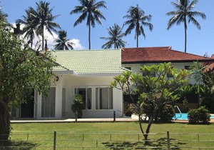 White House Near The Beach