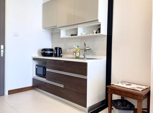 Min | Khlong San