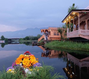 Flower Heritage Houseboat 
