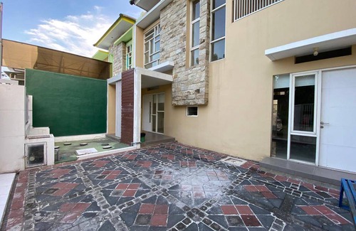 Sidoarjo House | 144 m² House ∙ 3 bedrooms ∙ 6 guests