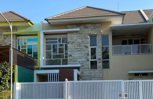 Sidoarjo House | 144 m² House ∙ 3 bedrooms ∙ 6 guests