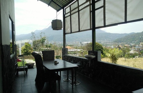 Sidomulyo House | 150 m² House ∙ 5 bedrooms ∙ 15 guests