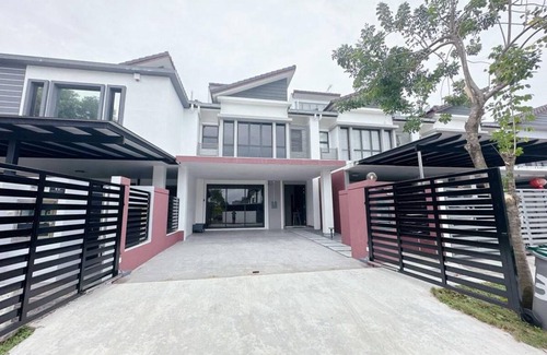 Tebrau House | 1680 m² House ∙ 4 bedrooms ∙ 15 guests