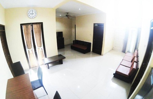 Gedongkiwo House | 200 m² Bungalow ∙ 14 guests