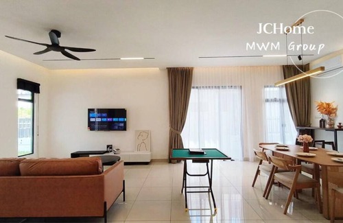Tebrau House | 200 m² House ∙ 4 bedrooms ∙ 14 guests