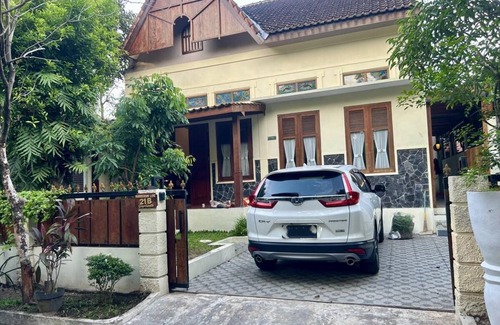 Central Yogyakarta House | 200 m² House ∙ 3 bedrooms ∙ 7 guests