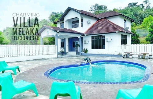 Alor Gajah House | 2000 m² Bungalow ∙ 6 bedrooms ∙ 25 guests
