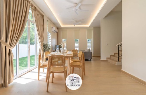 Batu Ferringhi Villa | 279 m² Villa ∙ 5 bedrooms ∙ 25 guests