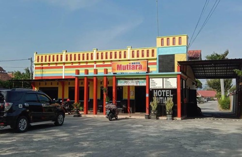 Ponorogo Hotel | 28 m² Hotel ∙ 8 guests