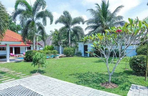 Pa Klok Villa | 3 Bedroom Pool Villa with large walled garden in Paklok