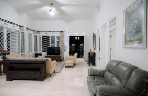 Bogor Tengah House | 350 m² House ∙ 2 bedrooms ∙ 10 guests