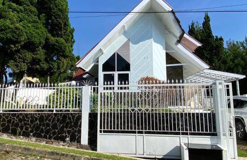 Cipanas Villa | 358 m² Villa ∙ 3 bedrooms ∙ 12 guests
