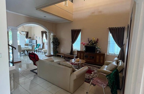 Cipanas Villa | 373 m² Villa ∙ 4 bedrooms ∙ 20 guests