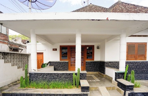 Sidomulyo House | 7BR Villa Kamandalu - Oase Klasik Modern di Kota Batu