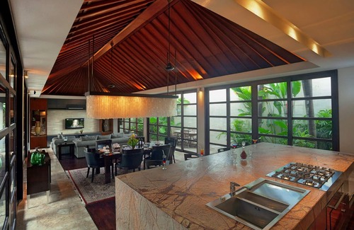 Bukit Villa | Book 2 bedroom at large 4 bedroom Luxe Villa, Daily staff service, Stress Free!