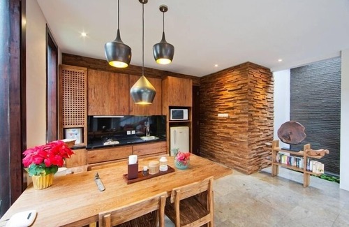 Drupadi Villa | Chic 2BR Villa, PRIME LOCATION! - 10Min Walk To KuDeTa! W/Swimming Pool!