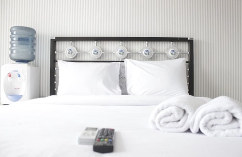 Cibaduyut Hotel | Chic and Comfy Studio Room at Mekarwangi Square Apartment Cibaduyut