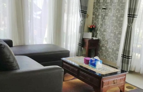 Dinoyo Villa | Homestay Amsterdam. Kolam renang pribadi, 2 lantai