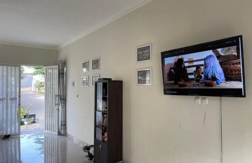 Dinoyo Villa | Homestay Amsterdam. Kolam renang pribadi, 2 lantai