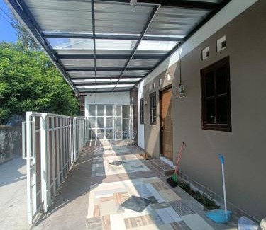Gombong Hostel | Kamar Kost AC Mezanine