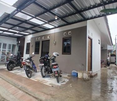 Gombong Hostel | Kamar Kost AC Mezanine