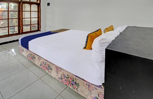 Kediri Hotel | OYO 92123 Chikam House Syariah