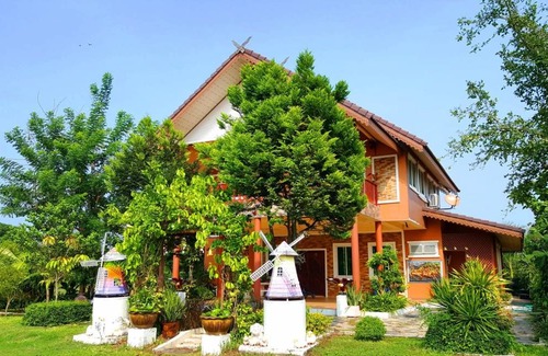 Ratchaburi Resort | Private room ∙ 3 guests