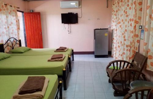 Bang Phra Hostel | Punnpannsuk