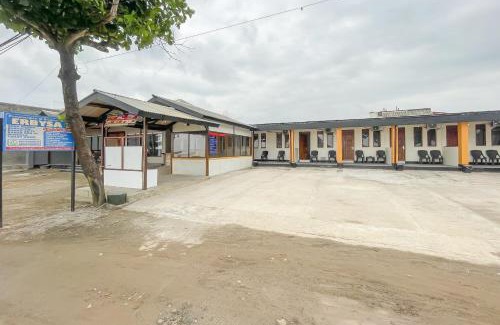 Pameungpeuk Hotel | RedDoorz at Pantai Sayangheulang Garut 2