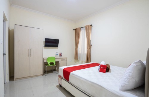 Binong Hotel | RedDoorz Plus Near Siloam Karawaci