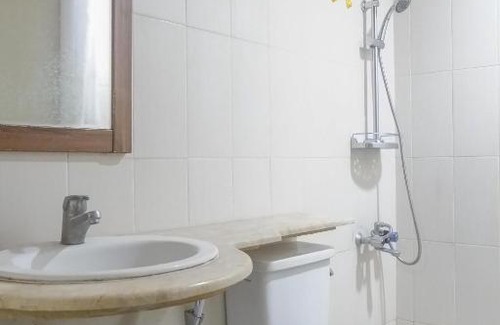 Suko Manunggal Apartment | Scenic 2BR Apartment at Taman Beverly By Travelio