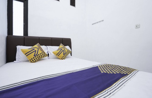 Gresik Hostel | SPOT ON 2479 Berkah Residence Syariah