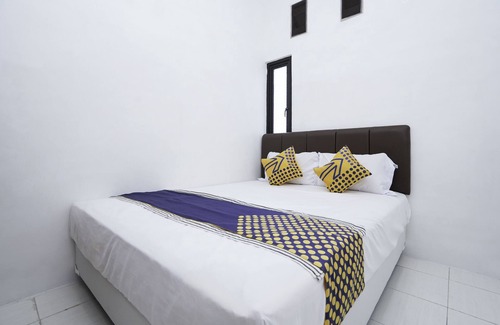 Gresik Hostel | SPOT ON 2479 Berkah Residence Syariah