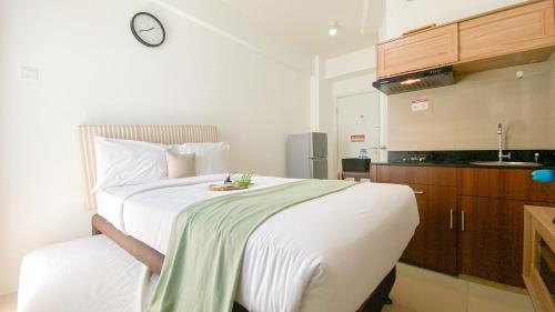 Rawasari Apartment | Studio Green Pramuka City Apartment with Mall Access By Travelio