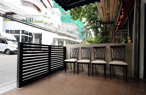Bangkok Central Business District Hotel | Sukhumvit 20 Guest House