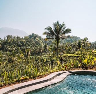 Selat Villa | Velonia Iseh
