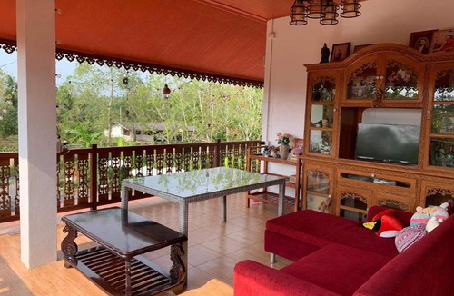 Phunphin House | บ้านต้นยางคาเฟ่ โฮมสเตย์ ลอร์ด