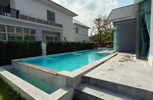 Lat Krabang Resort | บ้านพักหรู ใกล้สนามบินสุวรรณภูมิ พักได้สูงสุด 10 คน