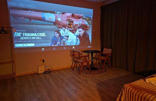 Taman Mount Austin Apartment | 028 NO DEPO Projector Palazio Apartment Mount Austin Vintage House Netflix Wifi