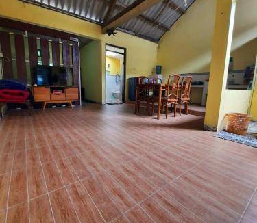 Mertoyudan House | 100 m² House ∙ 2 bedrooms ∙ 6 guests
