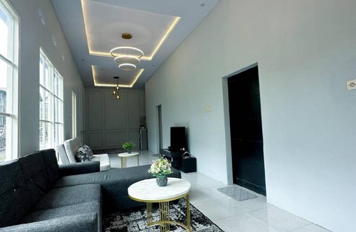 Probolinggo House | 100 m² House ∙ 2 bedrooms ∙ 6 guests